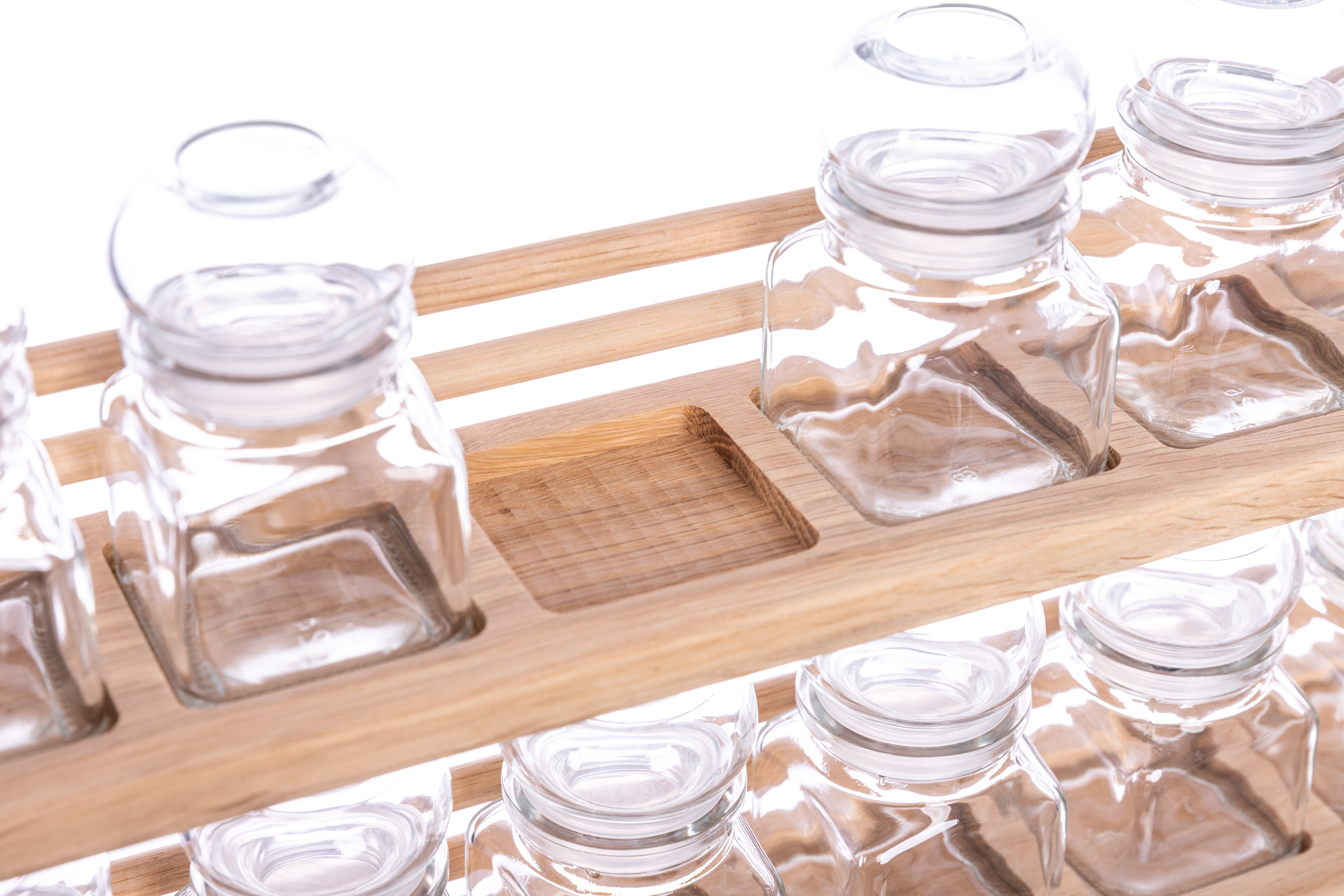 Polička na kořenky 1789 - polička s osmnácti skleněnými kořenkami